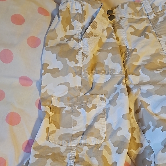 Cato, size 16 Camouflage Capris Cargo Pants - Picture 15 of 15